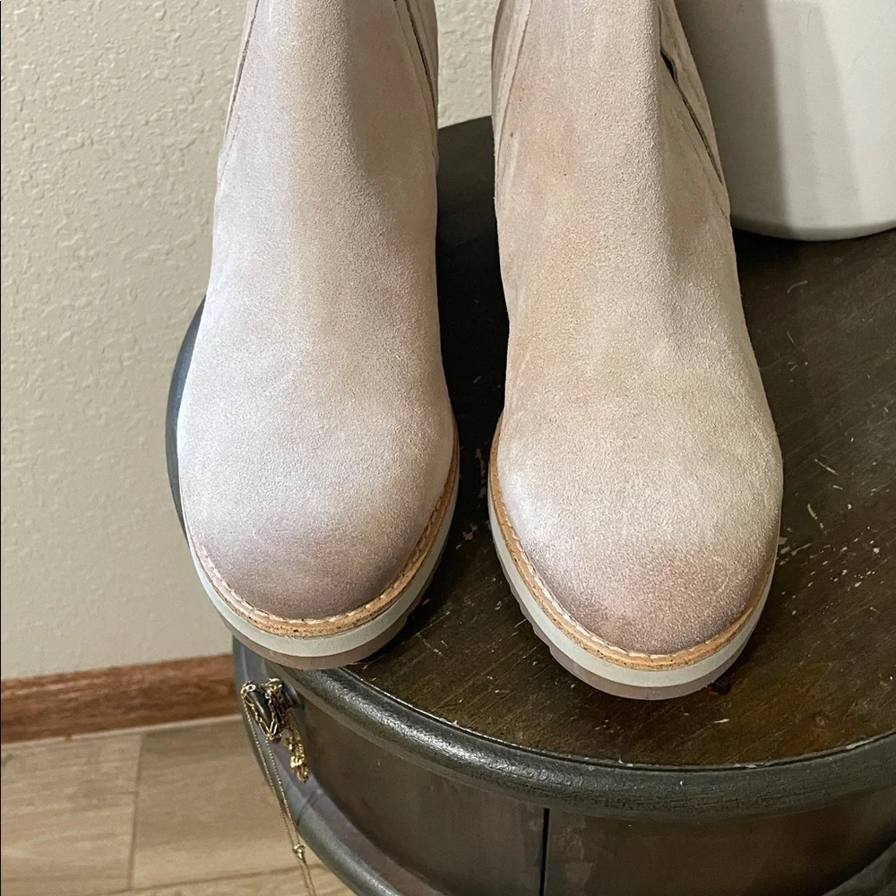 Sofft Women's Cream Wedge Ankle Boots